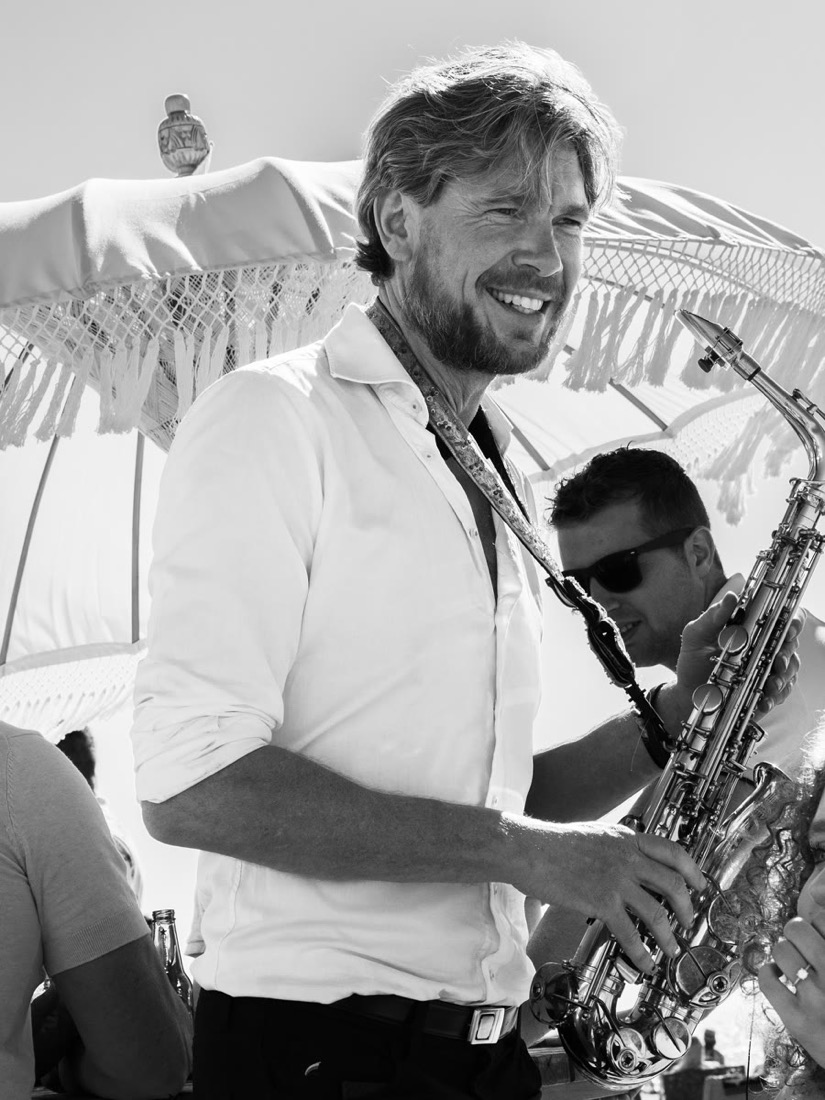 Jurienne lachend met zijn band, in zwart-wit