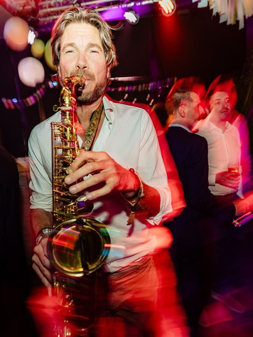 Jurienne spelend tussen het publiek op een feest