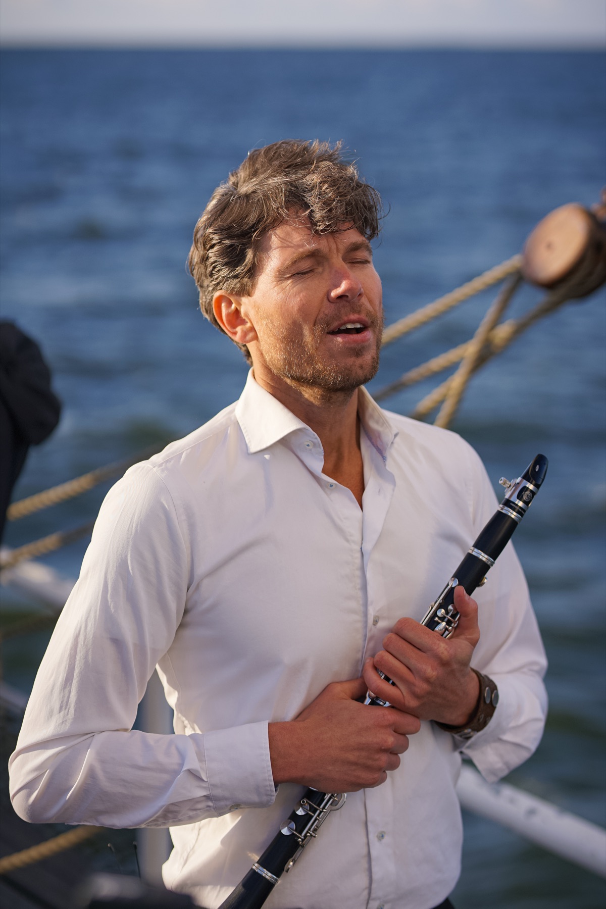 Jurienne met klarinet aan het water